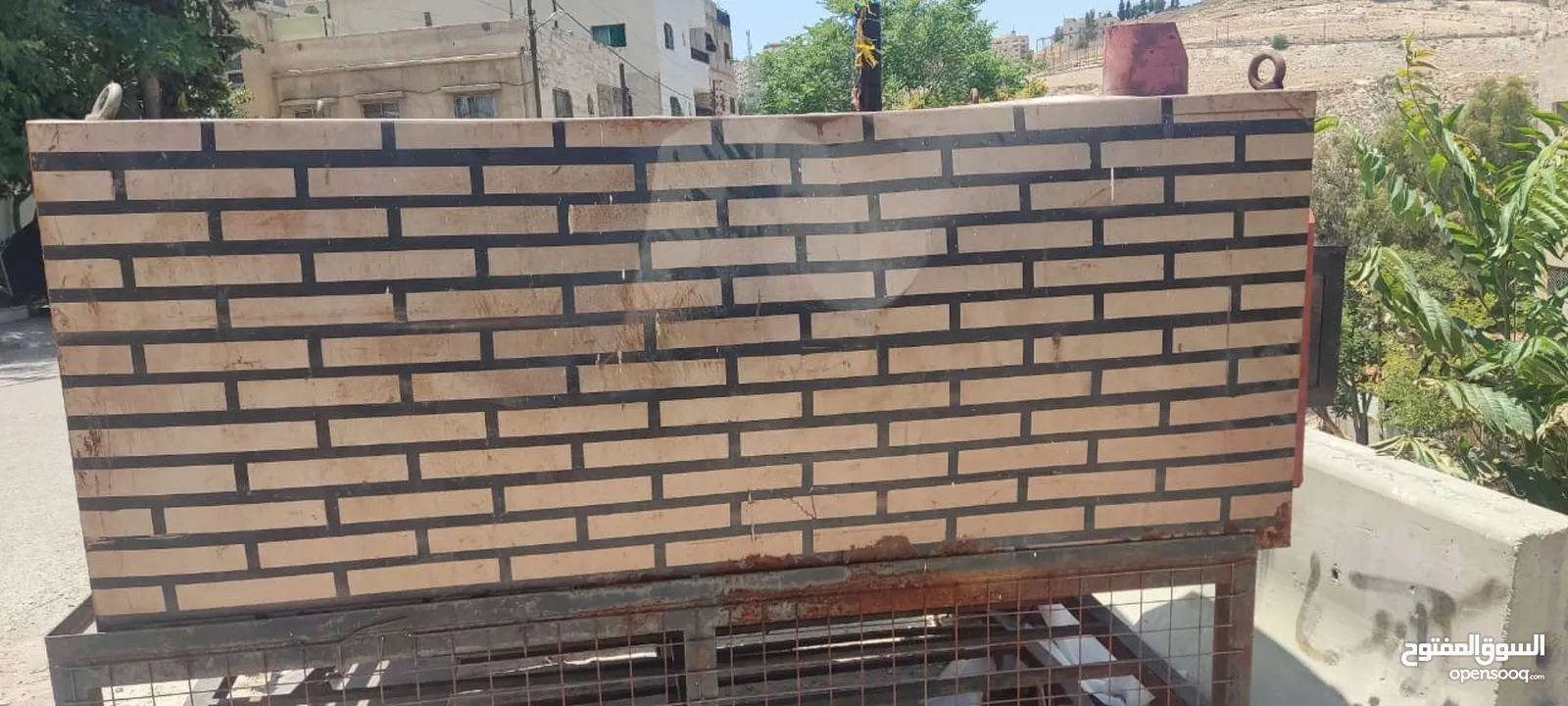 فرن حجر معزول مع طاولتين رخام بحال الجديد
