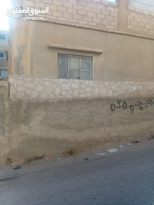 بيت مكون من طابقين وشقه بجانبهم للبيع