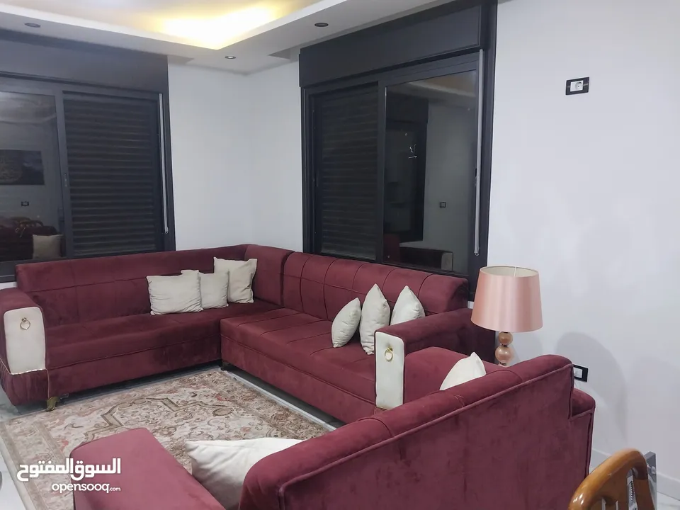 طقم كنب وطاولة سفره الطقم جديد لم يستعمل نهائيا البيع لداعي السفر