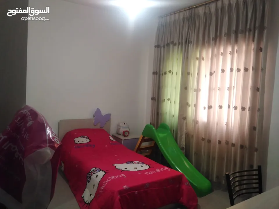 شقة للبيع طابق اول  مساحة 137م في ضاحية الامير حسن 3 غرف نوم  الشقة بحالة ممتازة وموقع مخدوم