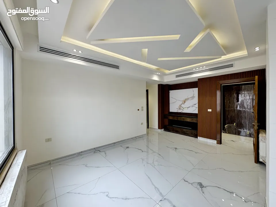 شقة مميزة طابق اول بأجمل مناطق خلدا مساحة واسعه 240م بسعر مميز