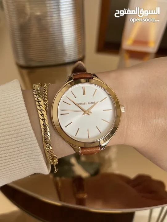 ساعة مايكل كورس ذهبية وجلد أصلية و مختَّمة  بحالة ممتازة  الساعة انيقة جداً Micheal Kors