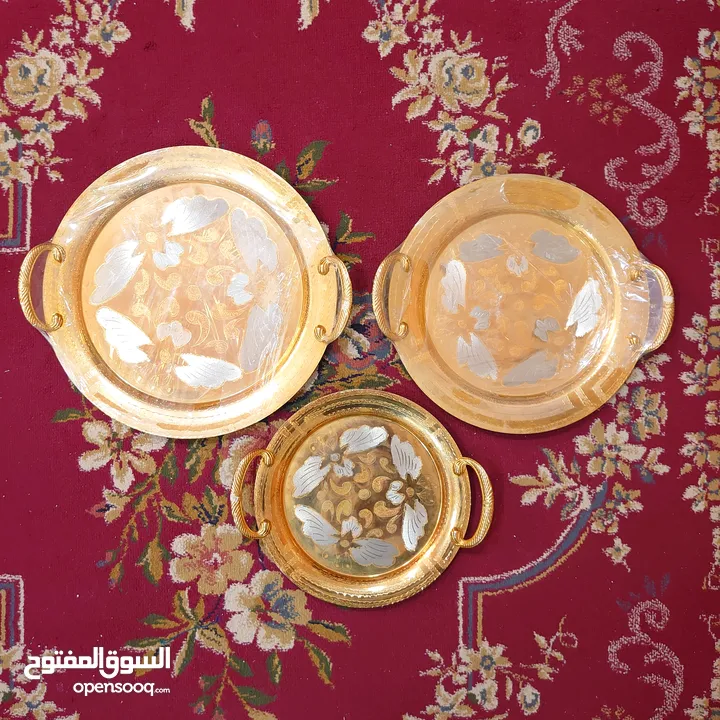 صواني سيت  3 قطع مطلي بماء الذهب عيار 21 مع صواني تقديم عدد2 مختلفة