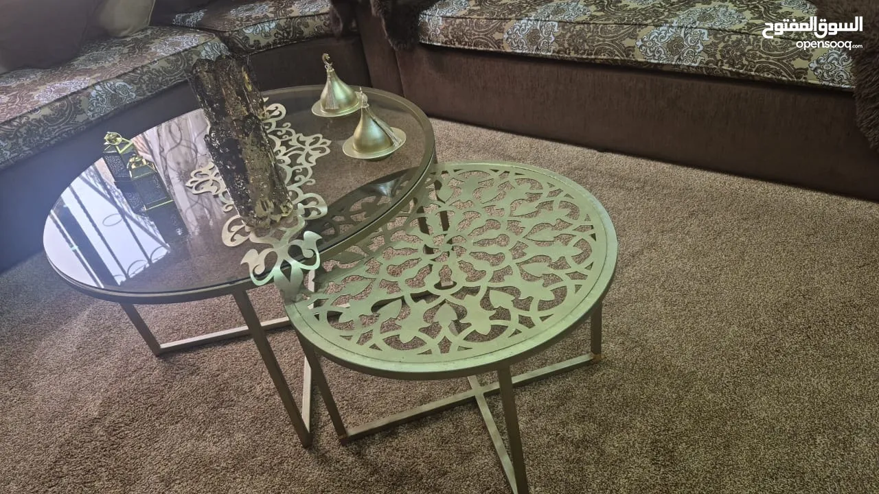 طاولة وسط قطعتين