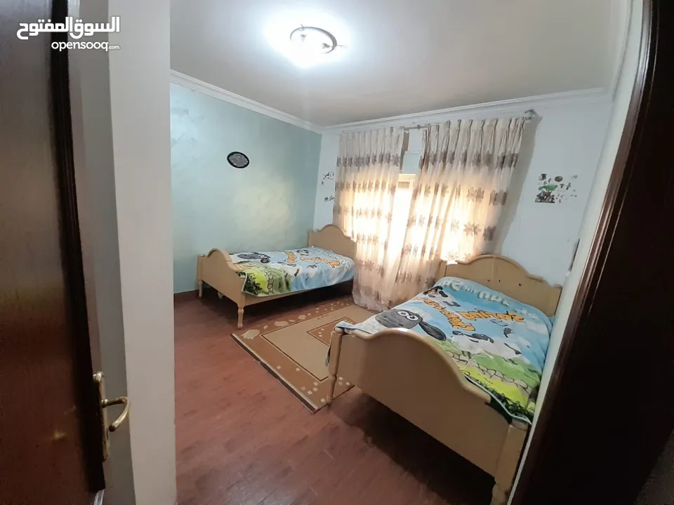 شقة طابقيه ( معلقه مستوى الشارع ) فارغة في دير غبار للبيع  ref : 14182
