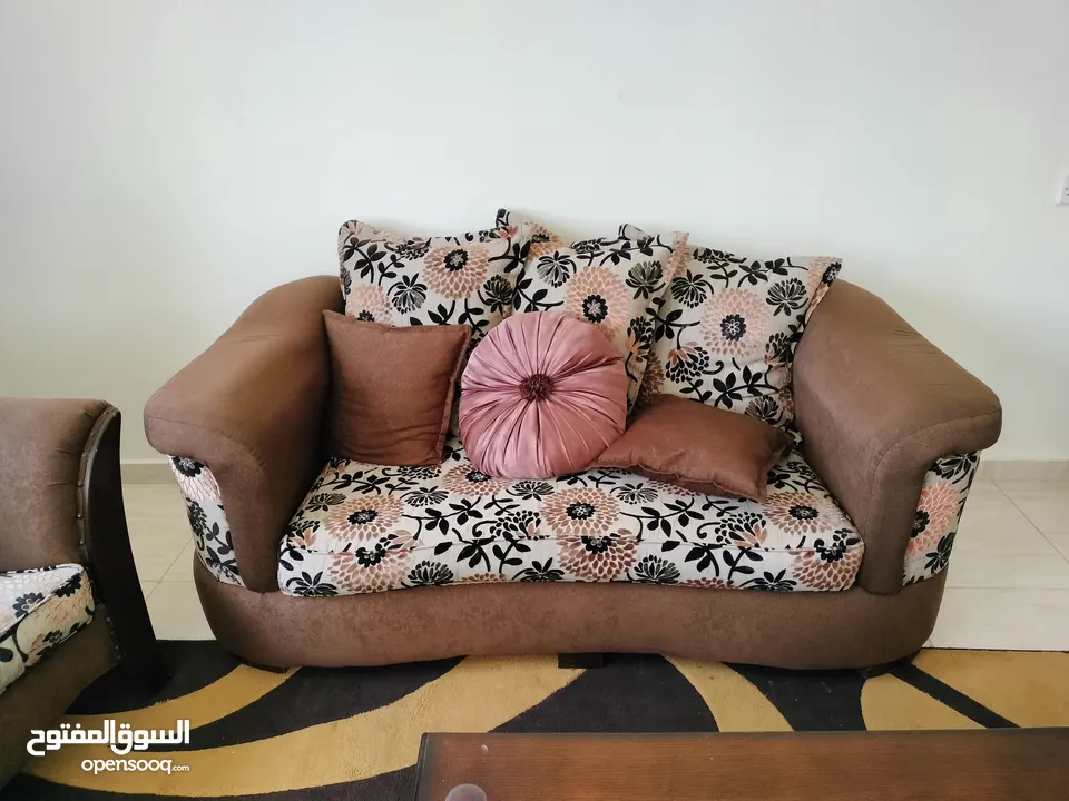 طقم كنب مع طاولات