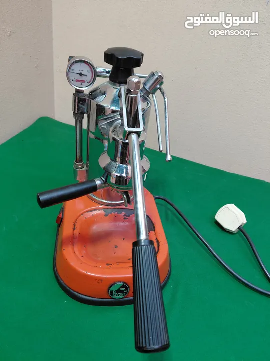 مكينة تحضير القهوة قديمة جدا