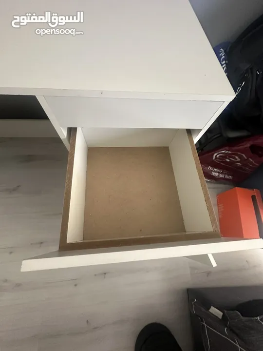 مكتب خشبي أبيض