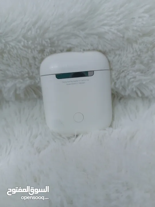 علبه الشحن الخاصه بسماعه AirPods الاصليه مستعمله بحاله جيدة تعمل 100% بدون السماعات