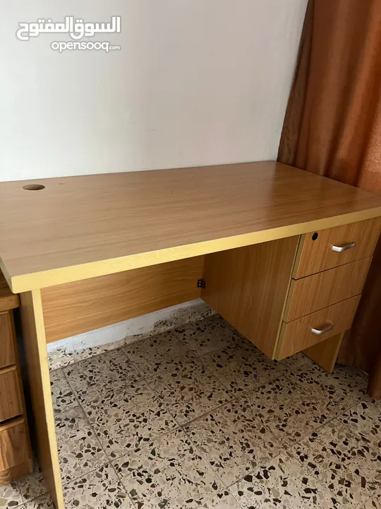 طاوله مكتبيه بحاله الوكاله جديده