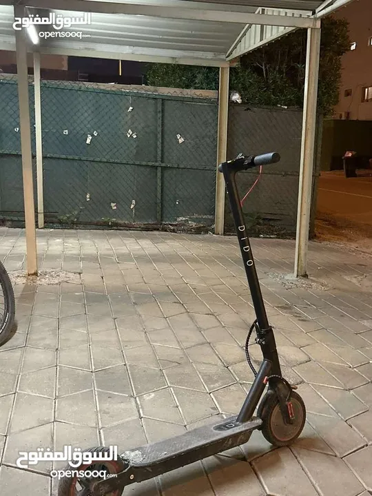 سكوتر الكهربائيه مع شاحن Electric scooter with charger