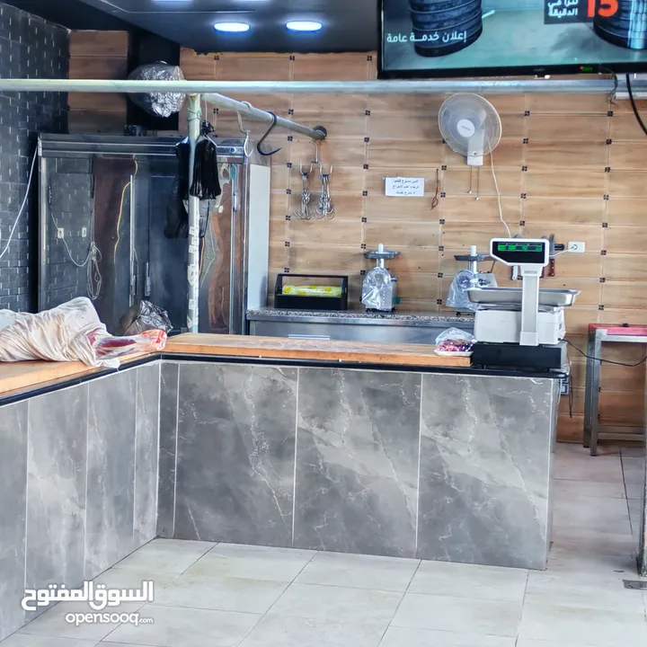 ملحمه مع مطعم في ارقا أماكن سوف منطقه سياحيه بالقرب من مستشفى هيا العسكري المكان مقططض بالمقتربين