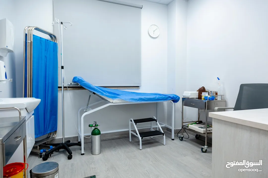 عيادة مجهزة بالكامل للطب العام للضمان، موقع مميز و عيادة تستقبل مرضى بشكل يومي و فيها جميع مستلزمات