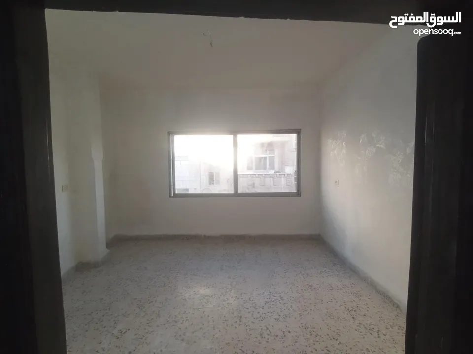 شقة للبيع بسعر مغري حي الحسين