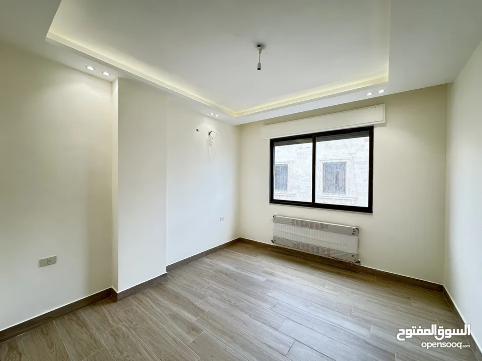 شقة بتشطيبات مميزه طابق ارضي مساحة 240م باجمل منطاق خلدا (مشروع 107)