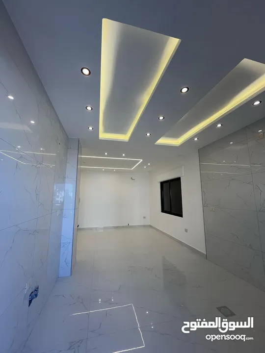 ارضية مع ترس خلف جامعة البتراء البنيات طريق المطار تشطيب فخم