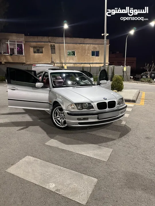 BMW 320i.  للبيع