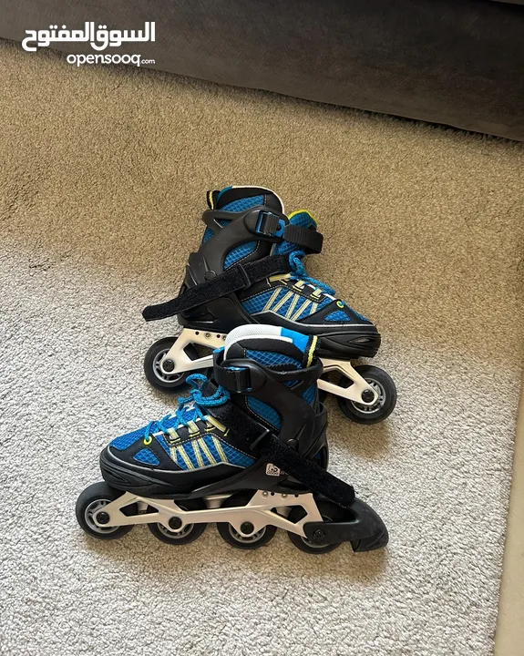 DECATHLON TWO ROLLER SKATES BLADES WITH 2 BAGS AND ONE SET OF PROTECTION MESSAGE ONLY