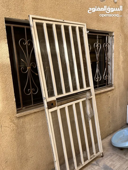 باب حديد خارجي