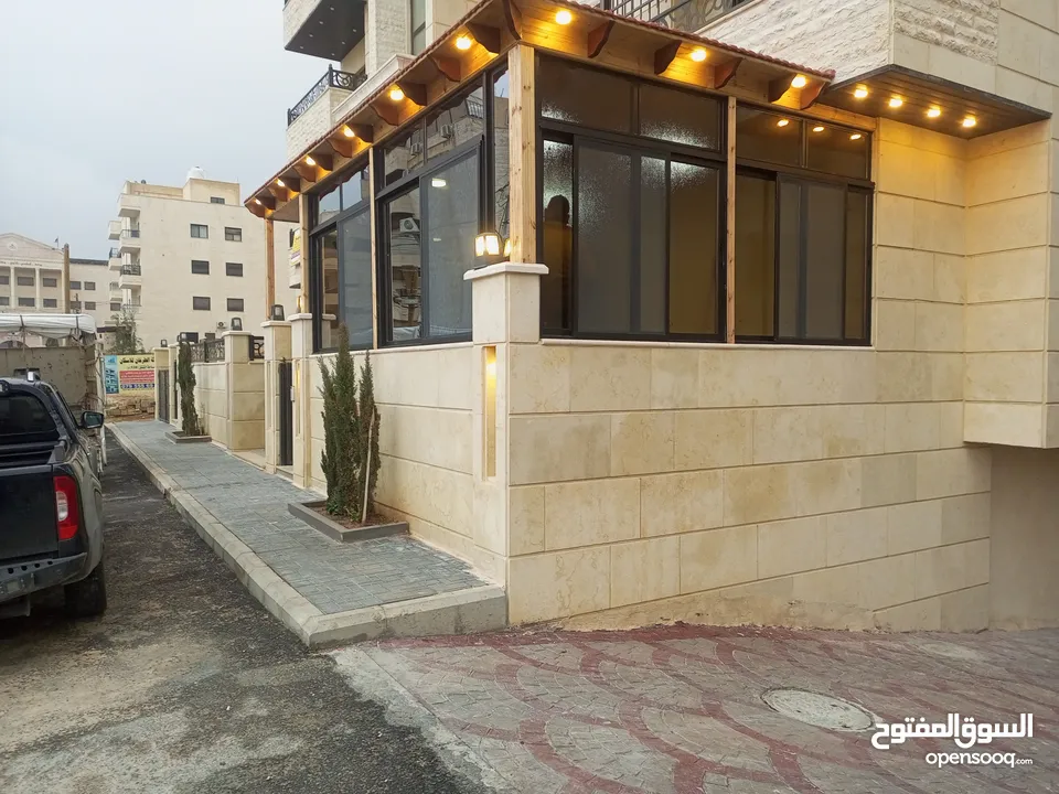 تركيب السيكوريت والمرايا وجميع أعمال الزجاج والألمنيوم بجودة عالية"