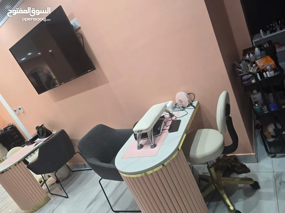 صالون تجميل نسائي للبيع