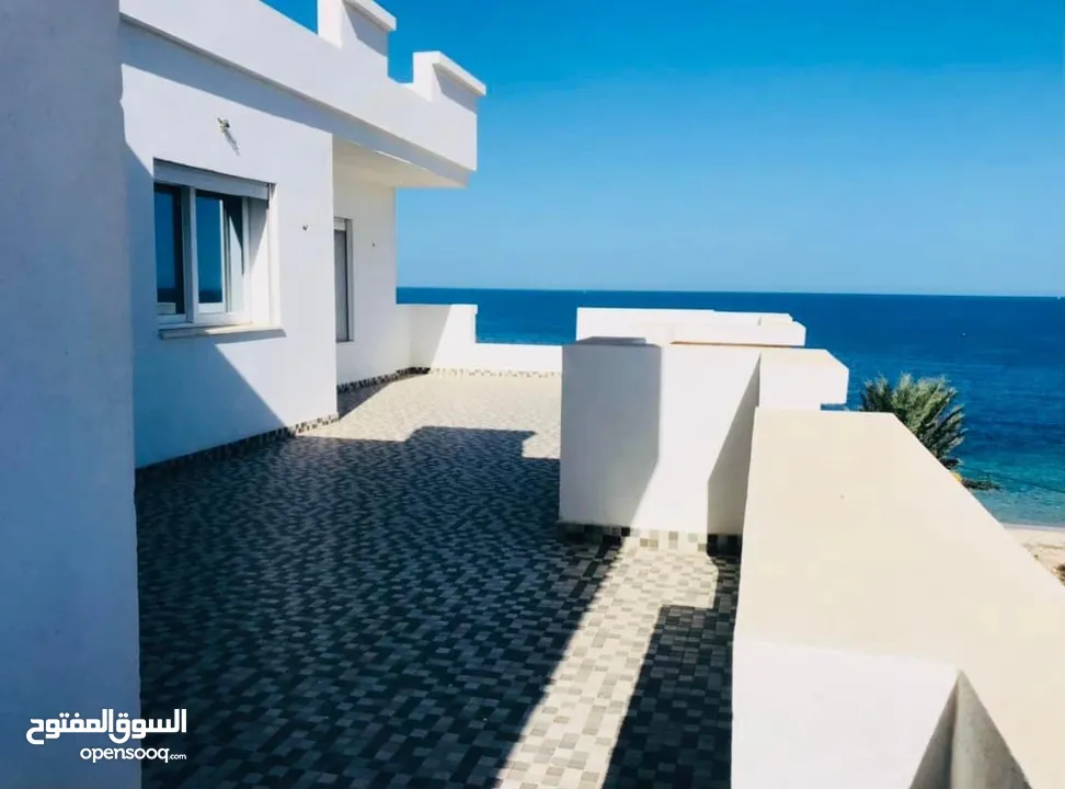 عمارة خمس طوابق بأطلاله على شاطئ البحر بثلاث جهات