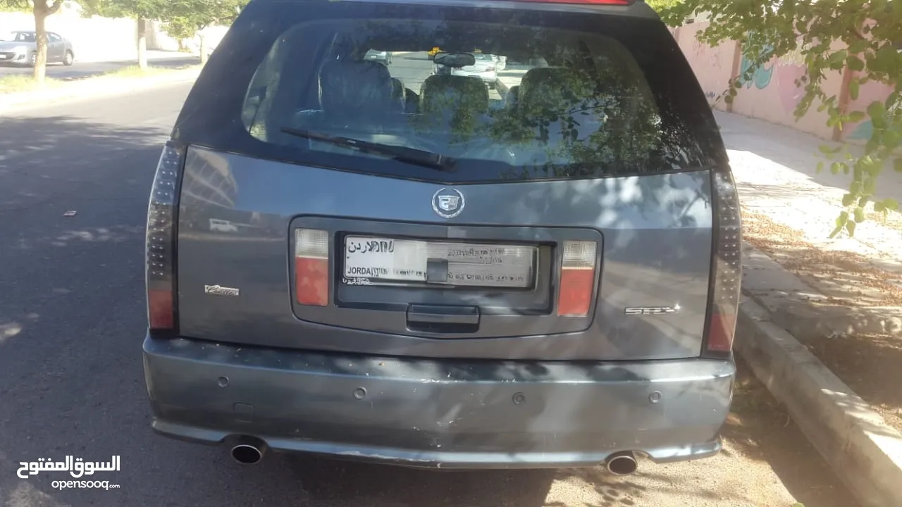 سيارة كاديلاك نوع SRX موديل 2006 بحالة جيدة جداً تتميز بداخلية نظيفة جداً