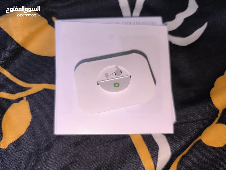 سماعات AirPods pro تقليد ولكنها مماثله الاصليه مفكوكه لغرض التأكد من أنها شغاله ما فيها اي اعطال