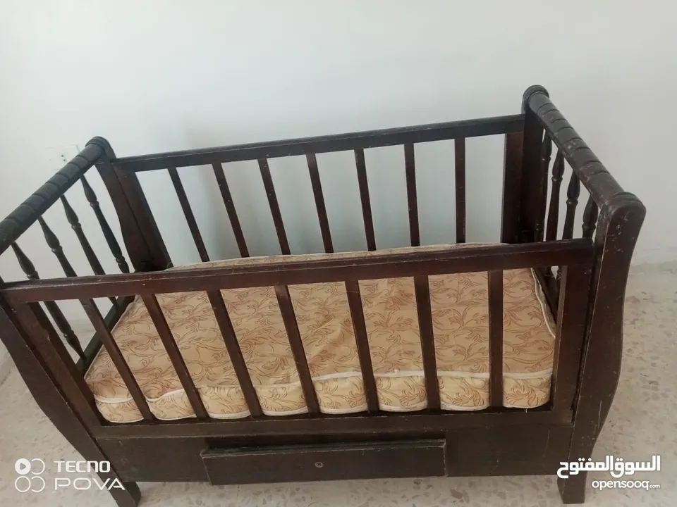 سرير بيبي مستعمل بحال الوكاله