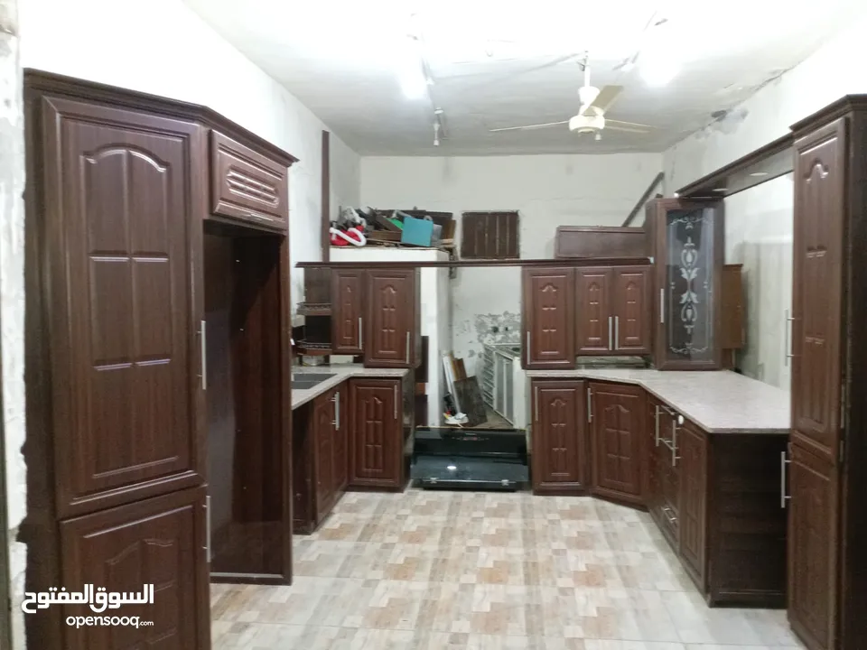 مطبخ المنيوم مع جرانيت مع مجله مع بطاريه مع شفاط