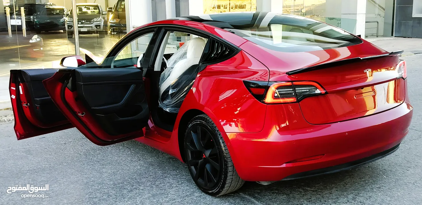 تيسلا 2022 model 3 فحص كامل 4 جــيـــد بدون ملاحظات غرفة جلد ابيض لون مميز بحالة الوكالة بسعر لقطة