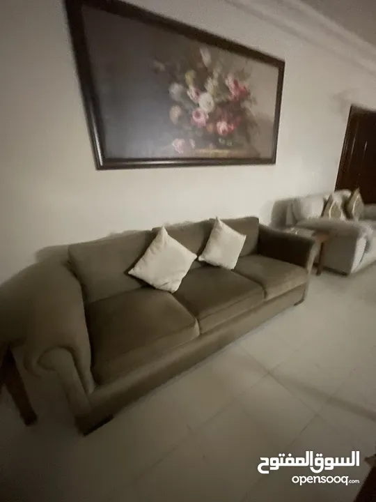طقم أرائك بني فاخر بحالة شبه جديدة وحدة 2 كراسي وحدة 3 كراسي 160سم و 222سم  السعر قابل لل مفاصلة