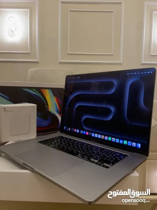 شاشة كبيرة جدا Macbook pro 16 inch  (شبه جديد مع كرتونة) شاحن جديد من ابل ومكفول بسعر مغري جدا