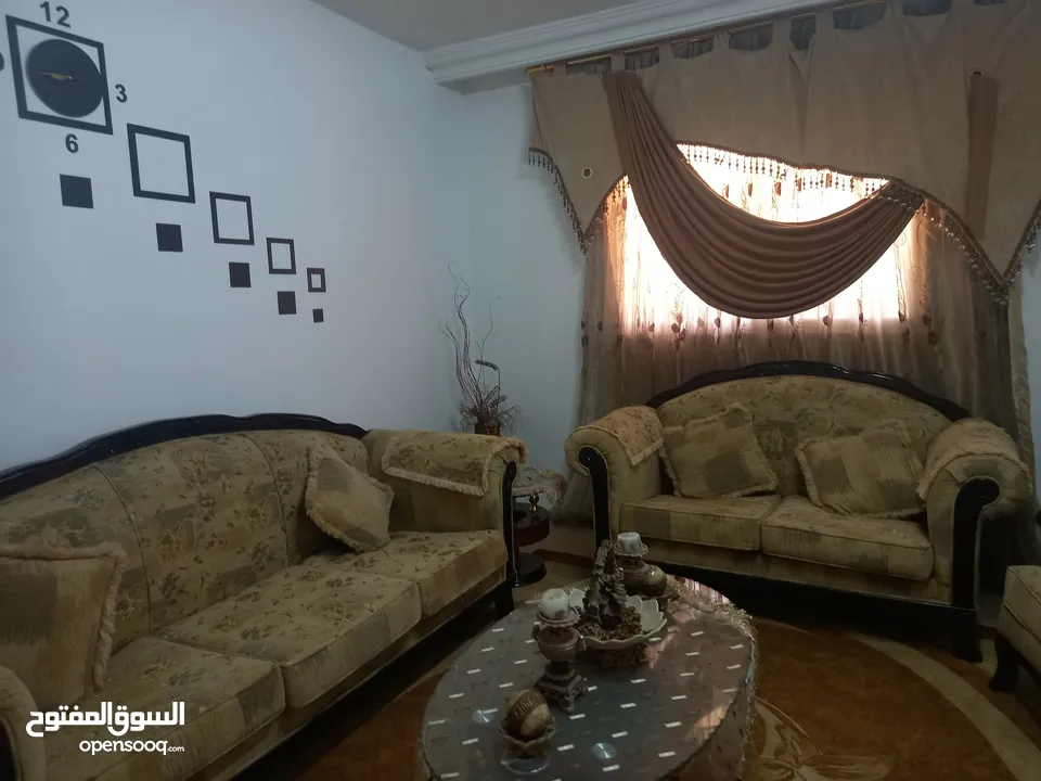 طقم كنب بحالة ممتازه