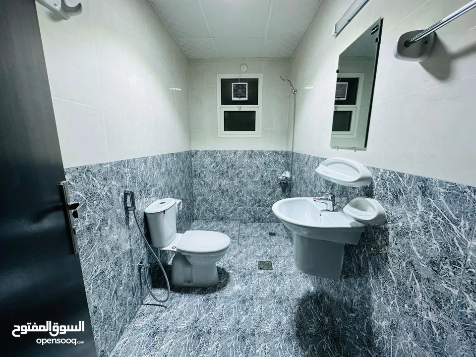 غرفتين وصاله للايجار الشهري في الكورنيش مفروشه فرش نظيف ومرتب