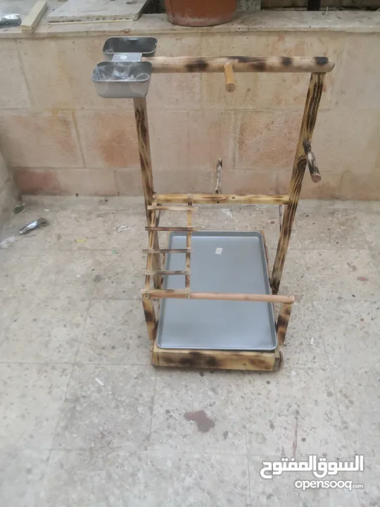 ستاندات ببغاء أحجام وأشكال مختلفة من الخشب ومن المعدن متحركه بعجلات وبدون مع صينية واكواخ كلاب