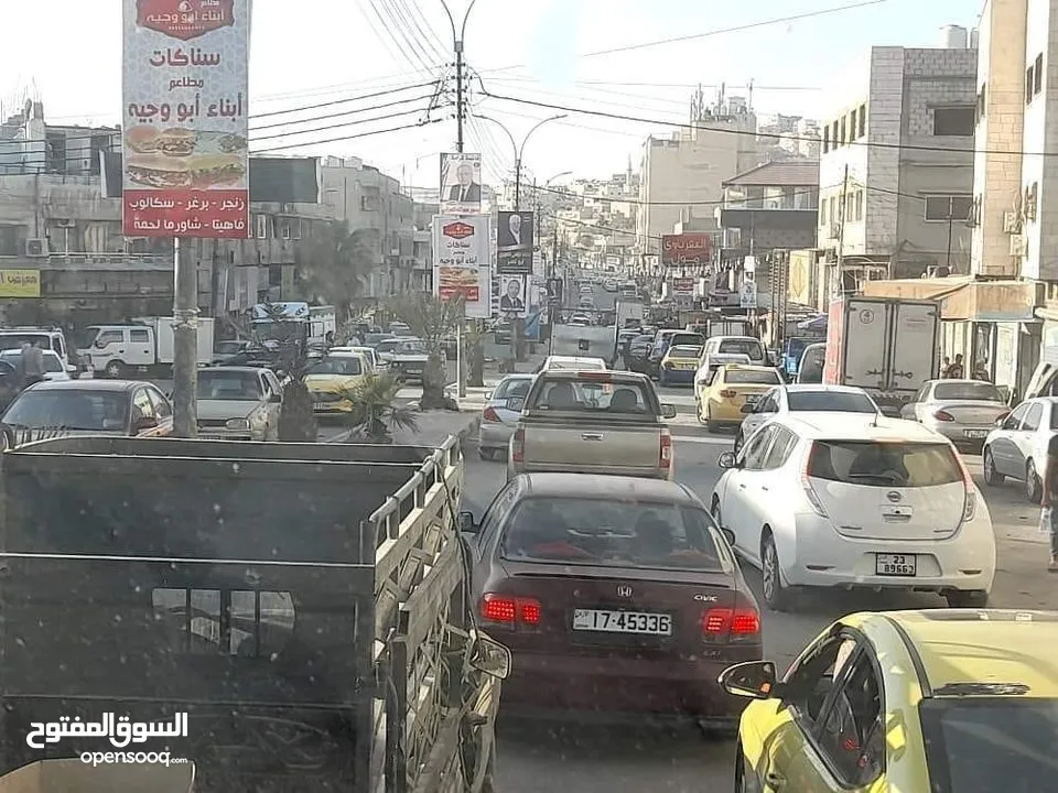 ثلاثة محلات تجارية للإيجار بدون خلو في موقع مميز في الزرقاء السوق التجاري قرب دوار معصوم شارع رئيسي