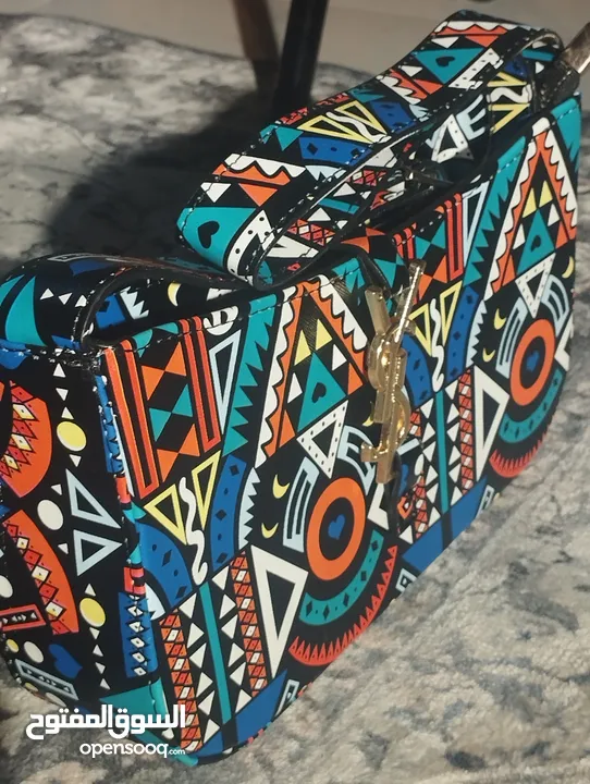 حقيبة يد وسط موديل منقرش بألوان جميلة