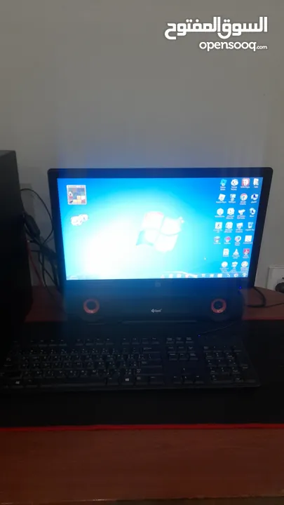 كمبيوتر ديل مع شاشة