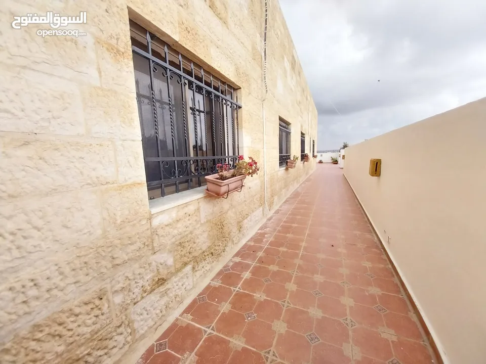 شقة غير مفروشة للإيجار 300م2 ( Property 19257 )-174965400