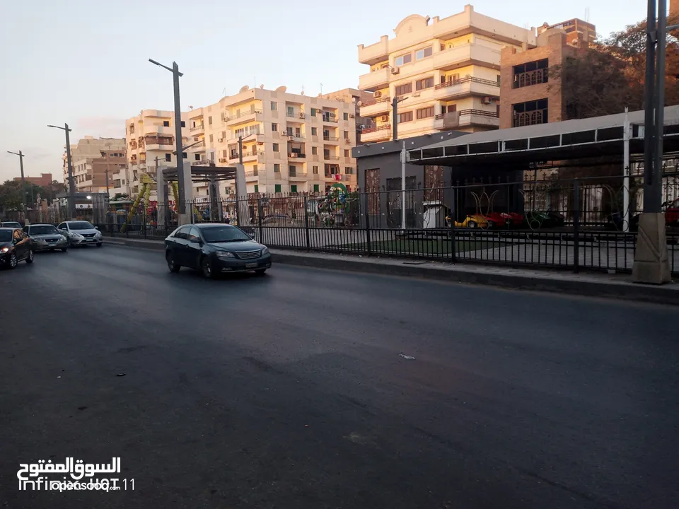 مبني للبيع مرخص وجها شارع ابو الهول السياحي الرئيسي والممشي وخطوات لللاهرامات والصوت والضواء
