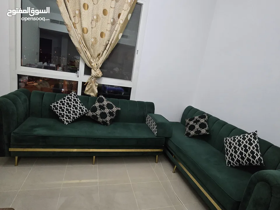 طقم كنب للبيع بحالة ممتازة بغرض السفرexcellent  sofa for selling