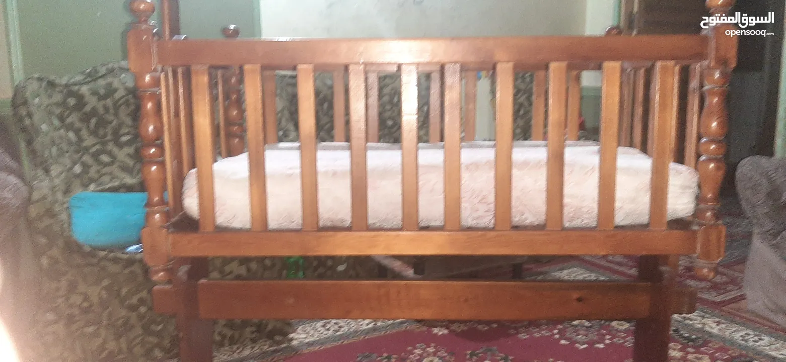 سرير اطفال خشب زان ممتاز ثابت ومتحرك مزود بناموسية بالمرتبة
