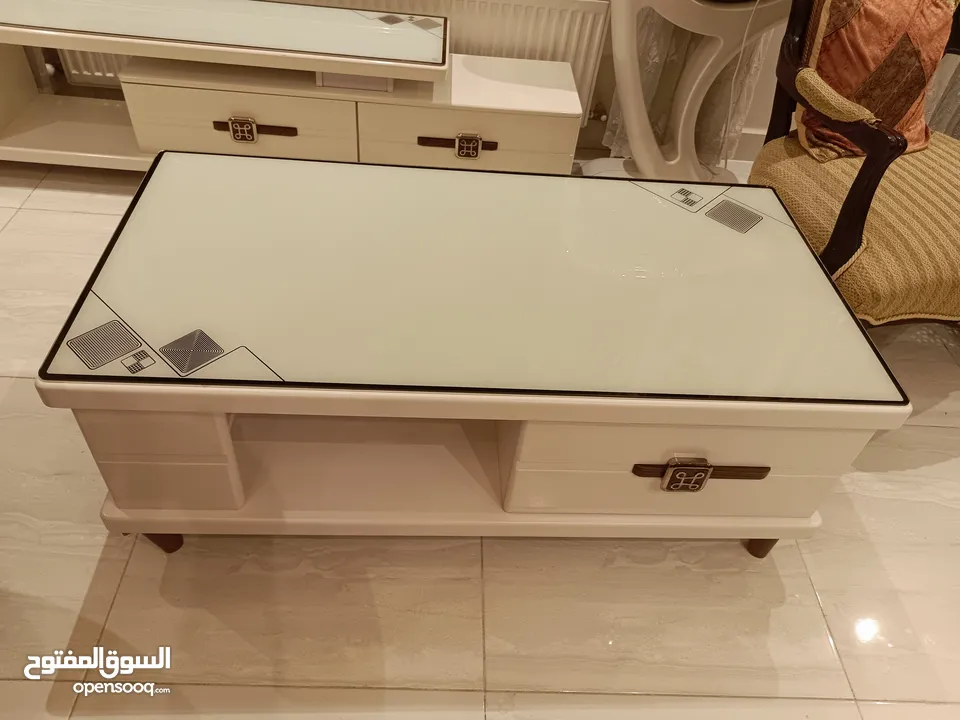 طاوله وسط وطاوله تلفزيون جوده عاليه  للبيع من المالك