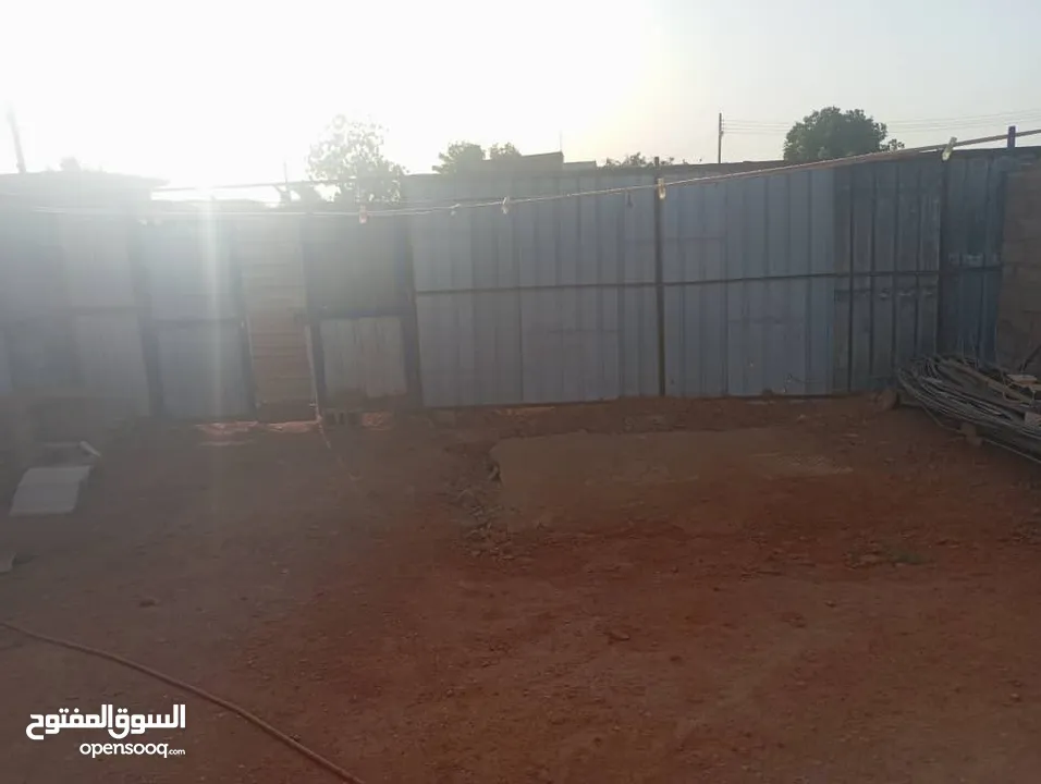 منزل في أم درمان الحاره 67 الأم مساحته 130 متر يفتح في ميدان فيهو سور خارجي متصل بالبيت 3 غرف وصالون