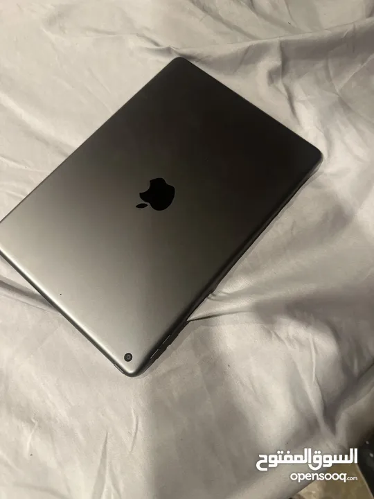 Ipad 9 64gb dark silver color excellent condition almost never used and it comes with a charger