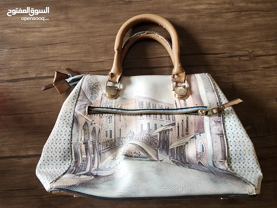 للبيع شنطة يد نسائية مستعملة بحالة ممتازة ماركة بارفوا عليها طبعة مدينة البندقية