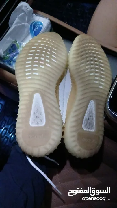 shoes Adidas Yeezy original 43وثلث الابيض اصلي والرمادي قياس 44 كوبي  بحاله ممتازه كانه جديد .