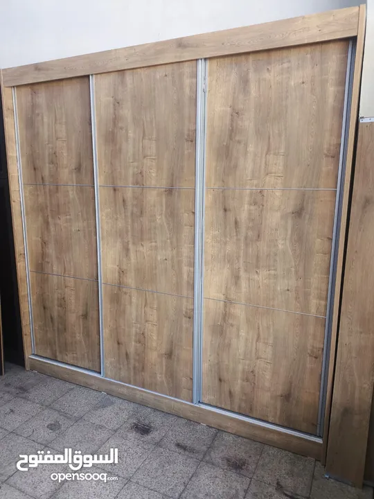 غرفة نوم بلون خشبي مميز