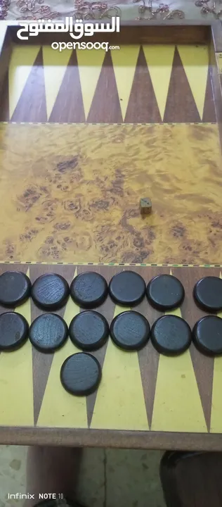 طاولة زهر و شطرنج بحالة ممتازة